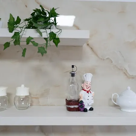 The Cream Corner - Near Center * Tiran